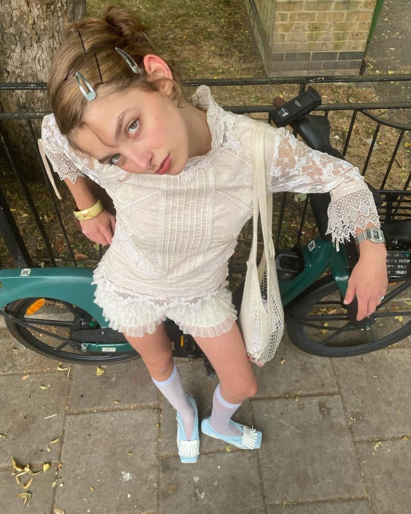 Phối đồ theo phong cách độc đáo, nữ tính