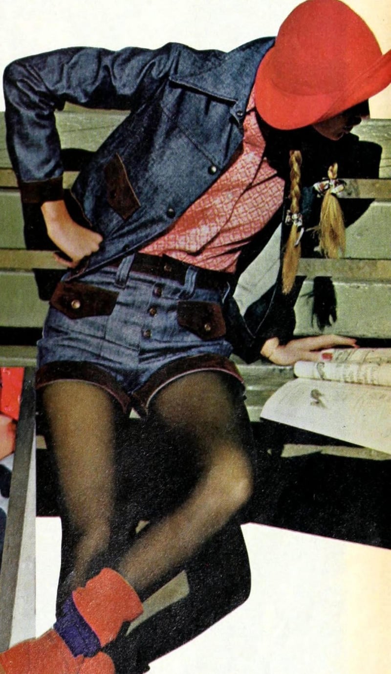 Lịch sử và hành trình trở thành biểu tượng thời trang của hot pants