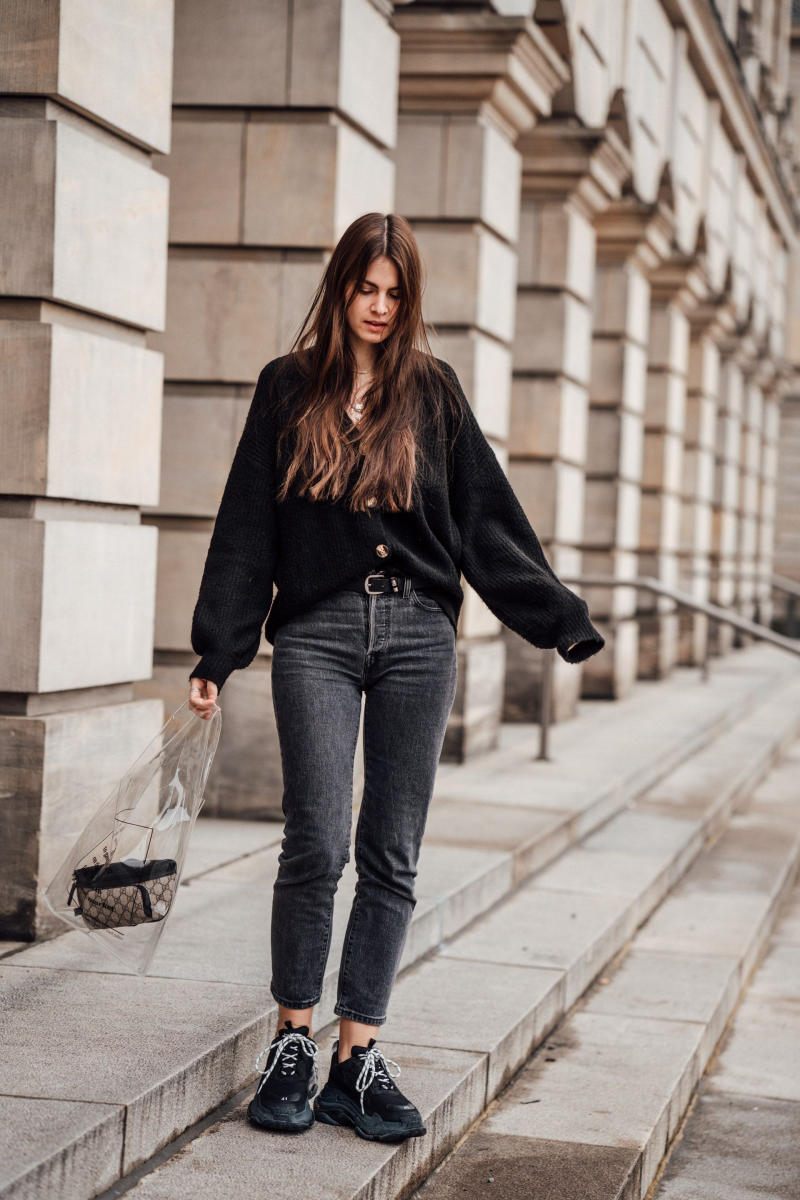 24. Áo cardigan len đen + quần jeans xám đen + giày Balenciaga Triple S đen dây trắng