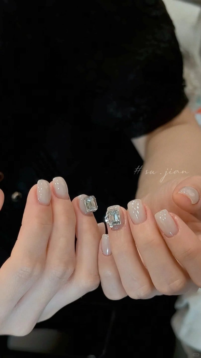 mệnh kim sơn móng tay màu gì