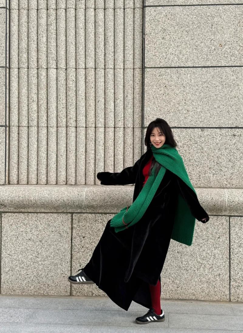 Phối khăn len theo tông màu trang phục