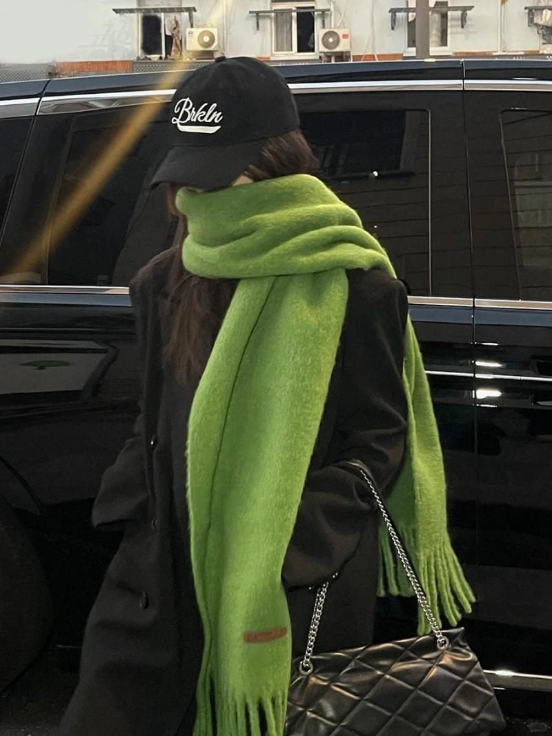 Khăn len màu xanh rêu