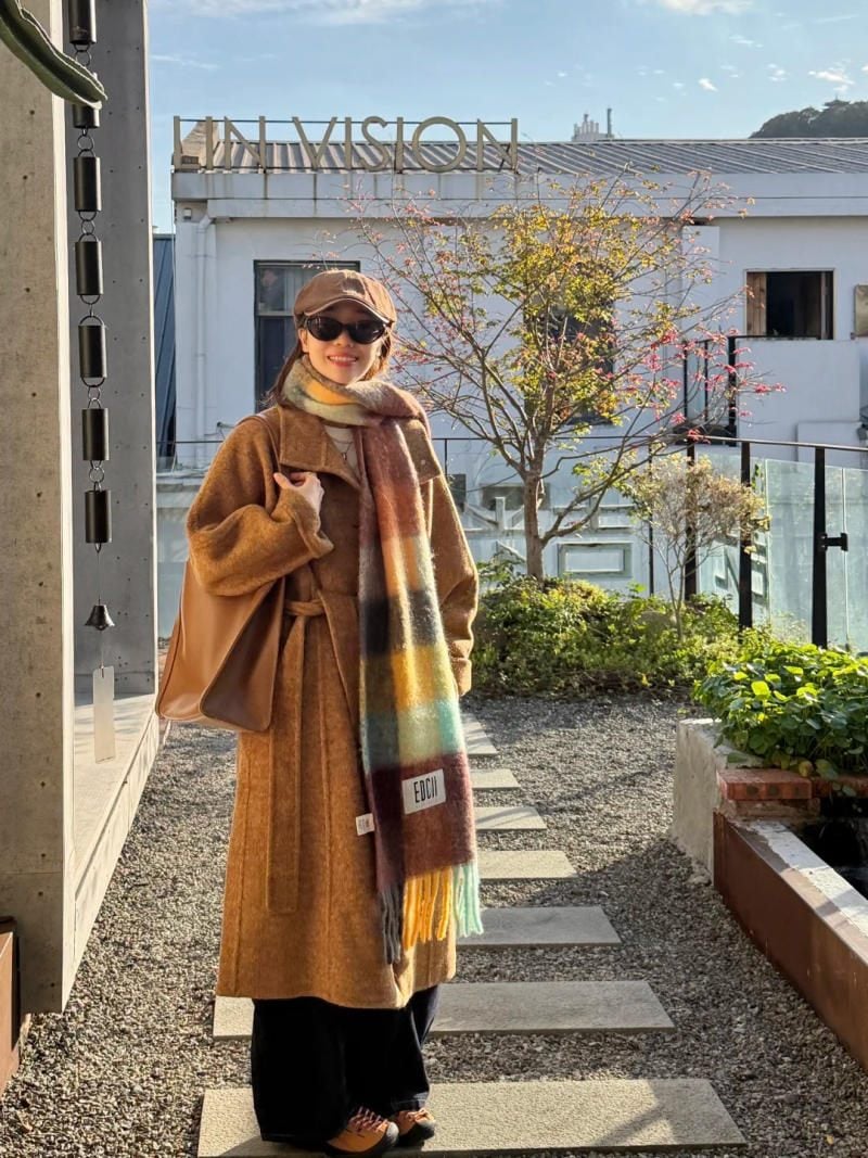 Phối khăn len theo tông màu trang phục