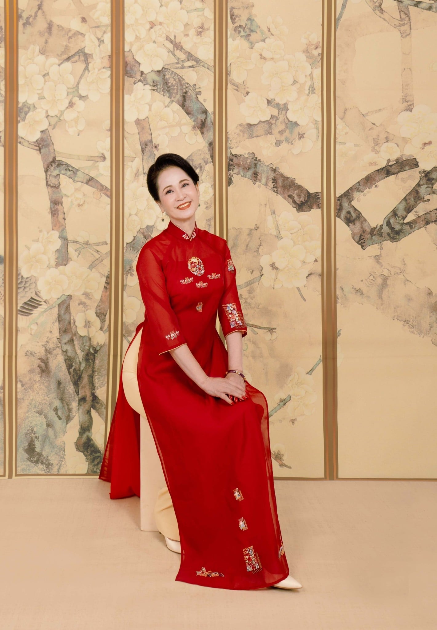 Mẫu 7: Áo dài đỏ đô chất liệu voan kính sang trọng