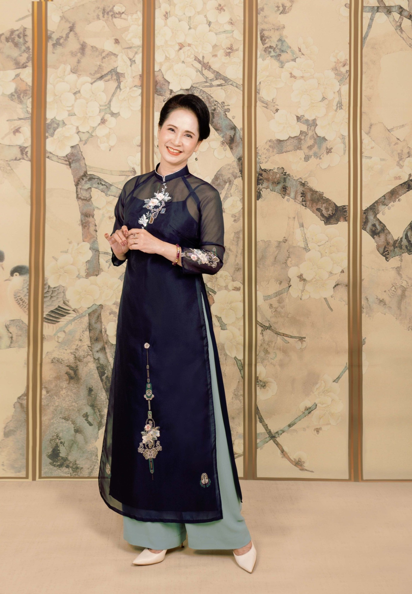 Mẫu 8: Áo dài tối màu phối voan xuyên thấu