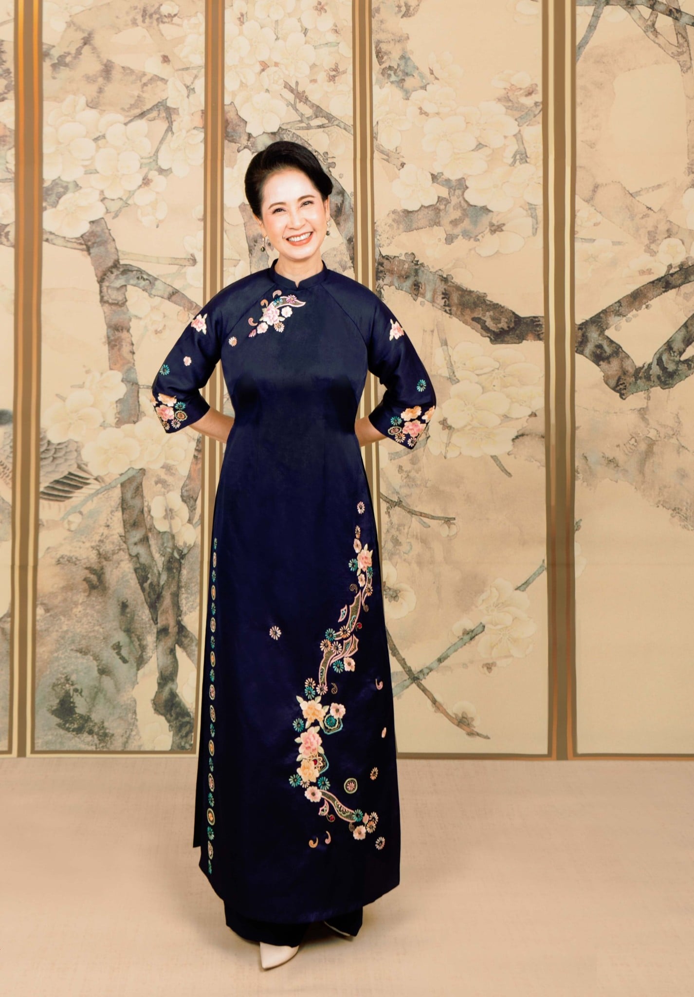 Mẫu 9: Áo dài lụa đen thêu hoa dây leo