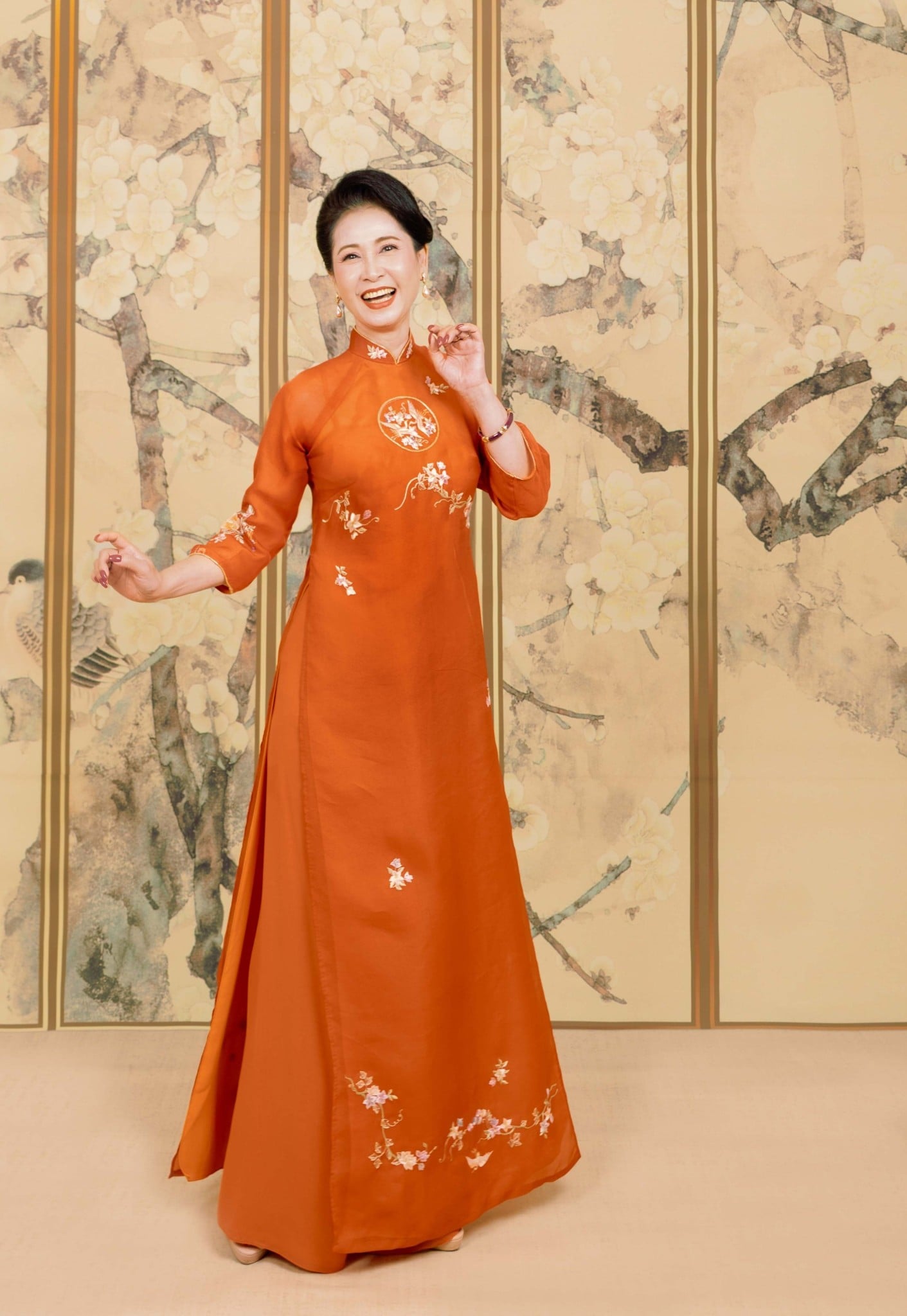 Mẫu 10: Áo dài cam đất thêu hoa nổi