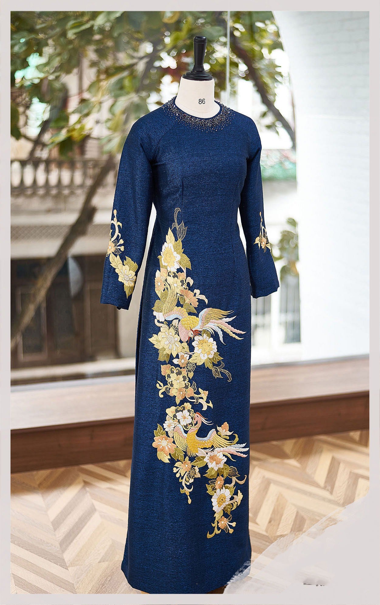Mẫu 11: Áo dài gấm xanh coban thêu phượng hoàng