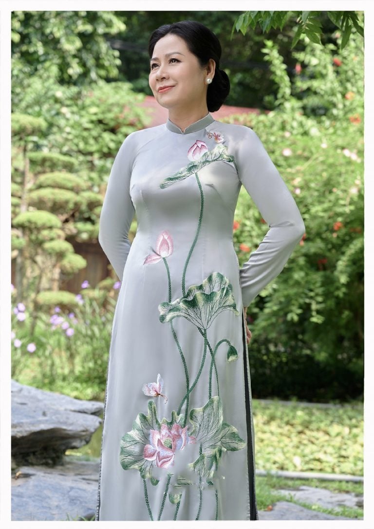 Mẫu 13: Áo dài xám ghi thêu hoa sen 3D