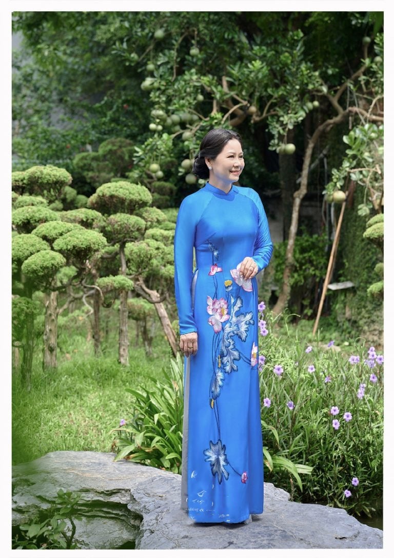 Mẫu 14: Áo dài xanh dương sáng thêu hoa sen hồng