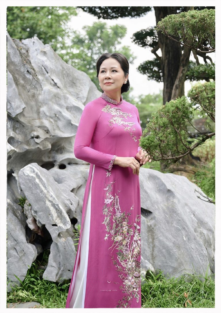 Mẫu 16: Áo dài hồng cánh sen thêu hoa dây