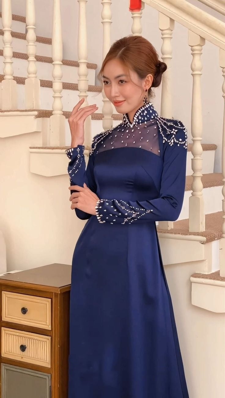 Mẫu 2: Áo dài xanh tím than đính kết cầu vai