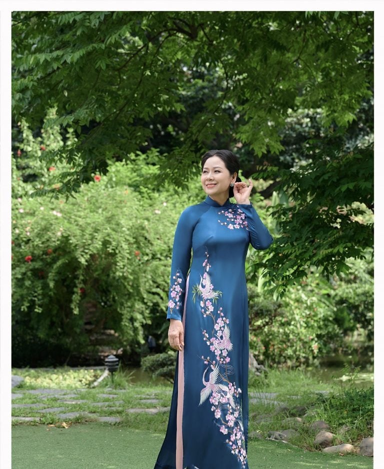 Mẫu 18: Áo dài xanh dương đậm họa tiết hạc trắng