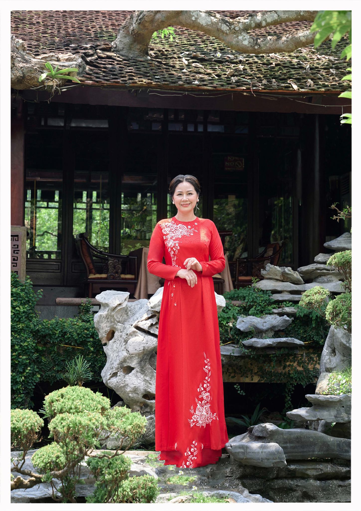 Mẫu 22: Áo dài gấm đỏ họa tiết hoa nhí