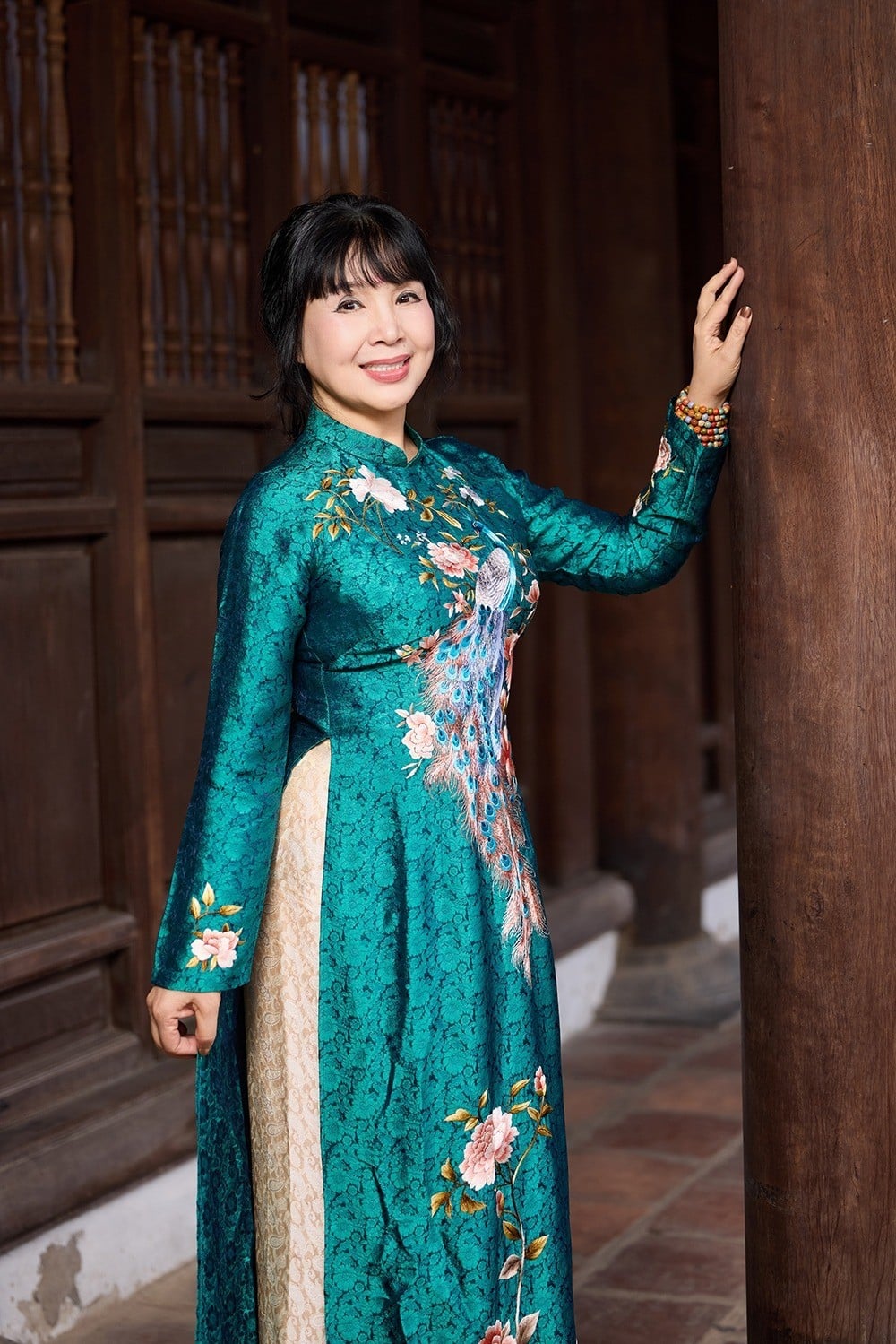 Mẫu 4: Áo dài gấm xanh ngọc thêu chim công