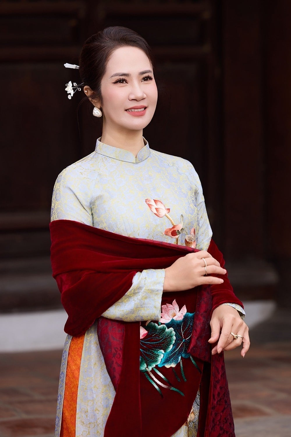 Mẫu 6: Áo dài gấm trắng ngà họa tiết hoàng gia