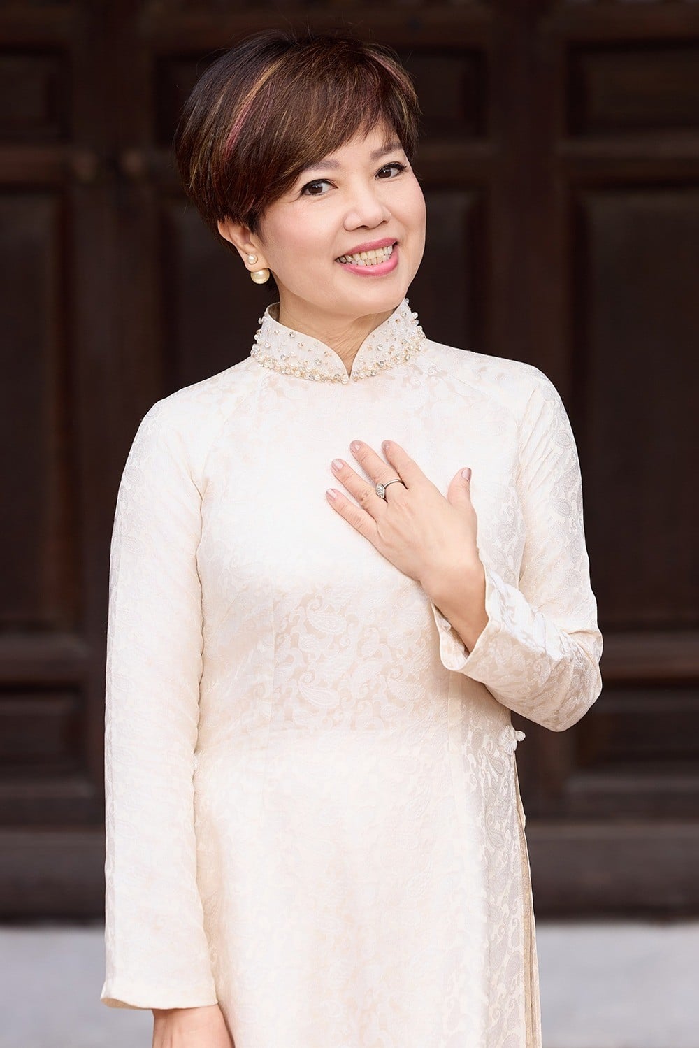 Mẫu 6: Áo dài gấm trắng ngà họa tiết hoàng gia