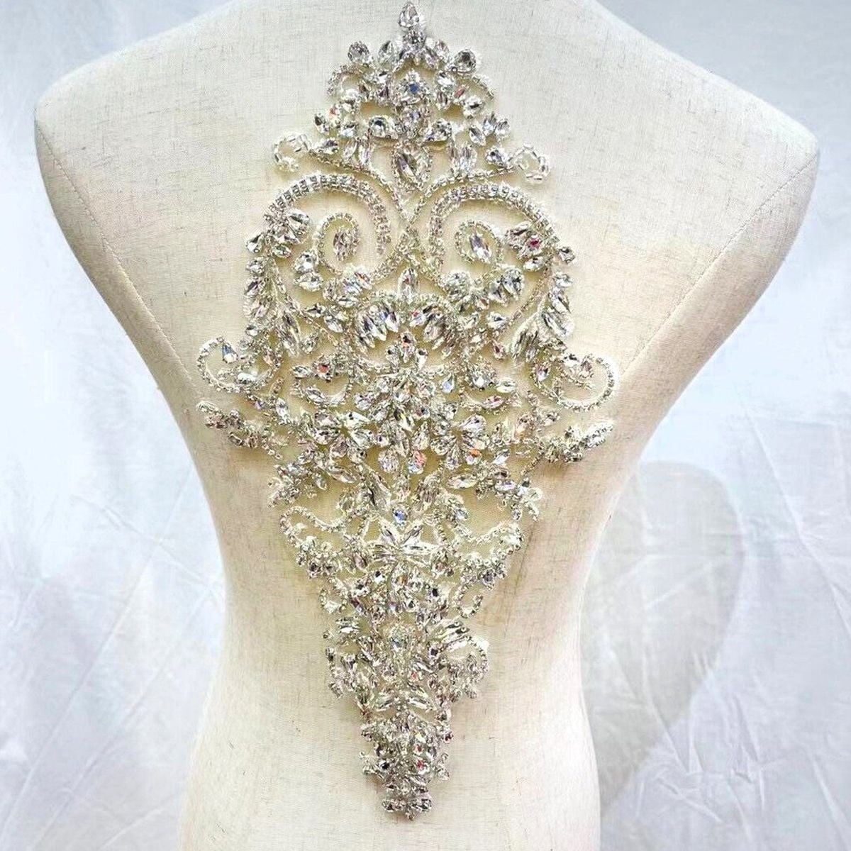 19. Mẫu đính đá họa tiết đèn chùm cổ điển