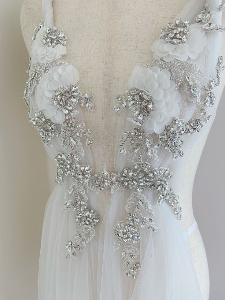 16. Mẫu kết hoa 3D và đá trên nền voan xuyên thấu