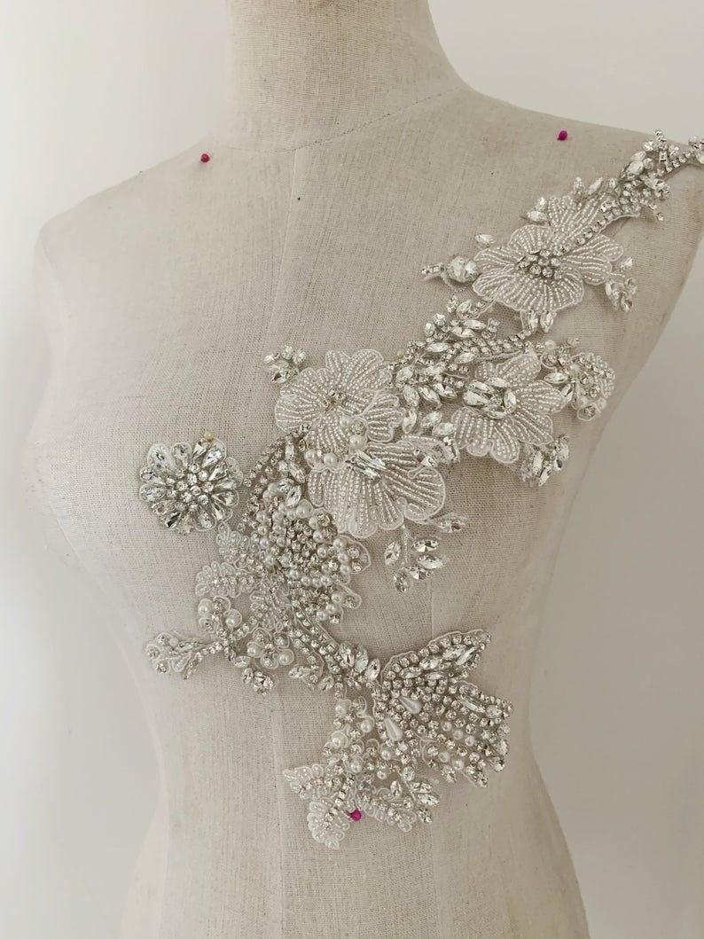 14. Mẫu hoa ngọc trai và đá trắng tinh khiết