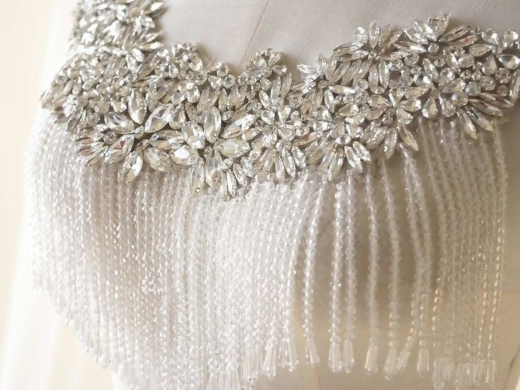 12. Mẫu cổ áo đính đá kết hợp tua rua dài