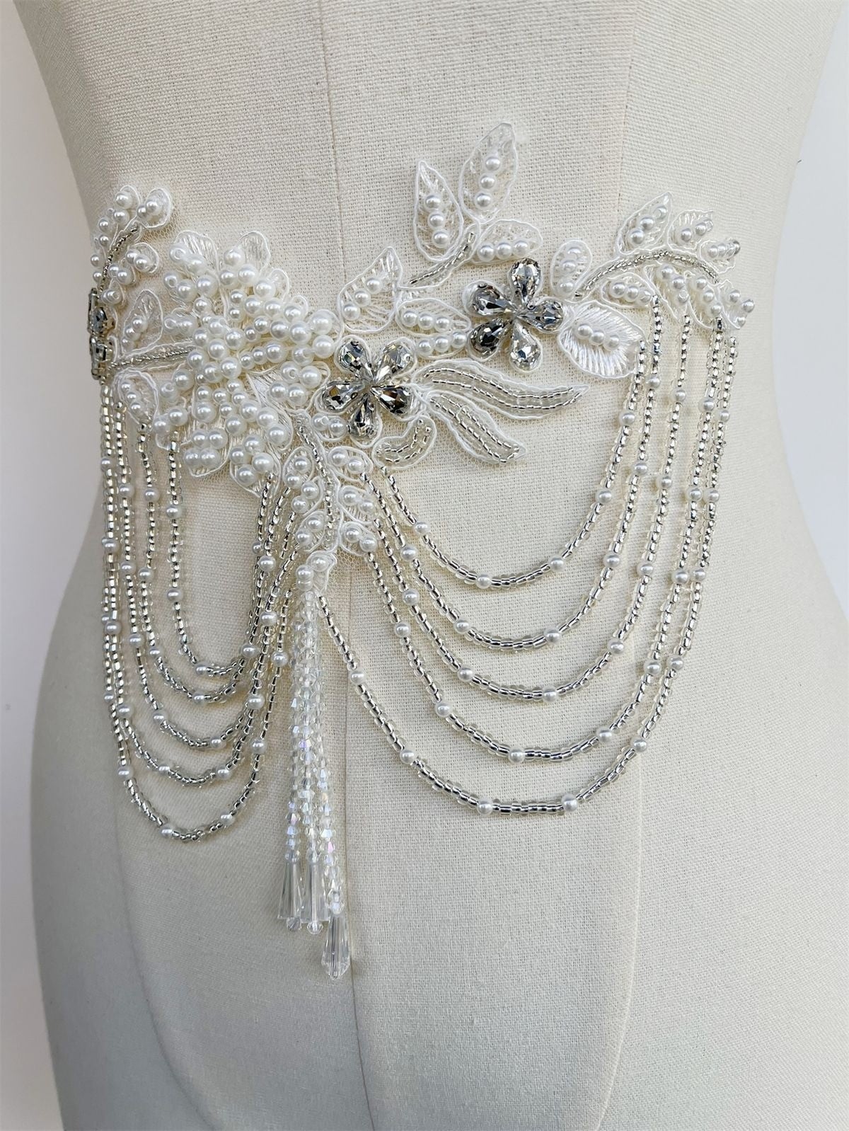 10. Mẫu đính kết thắt lưng ngọc trai tua rua