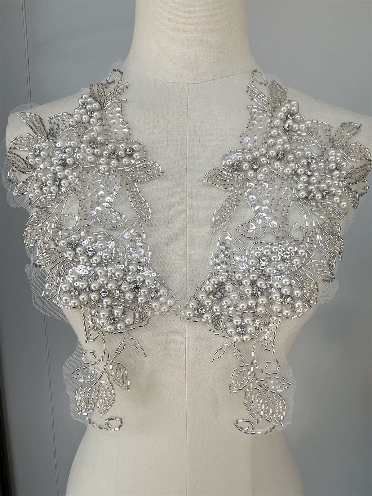 9. Mẫu kết ngọc trai và kim sa trắng họa tiết ren