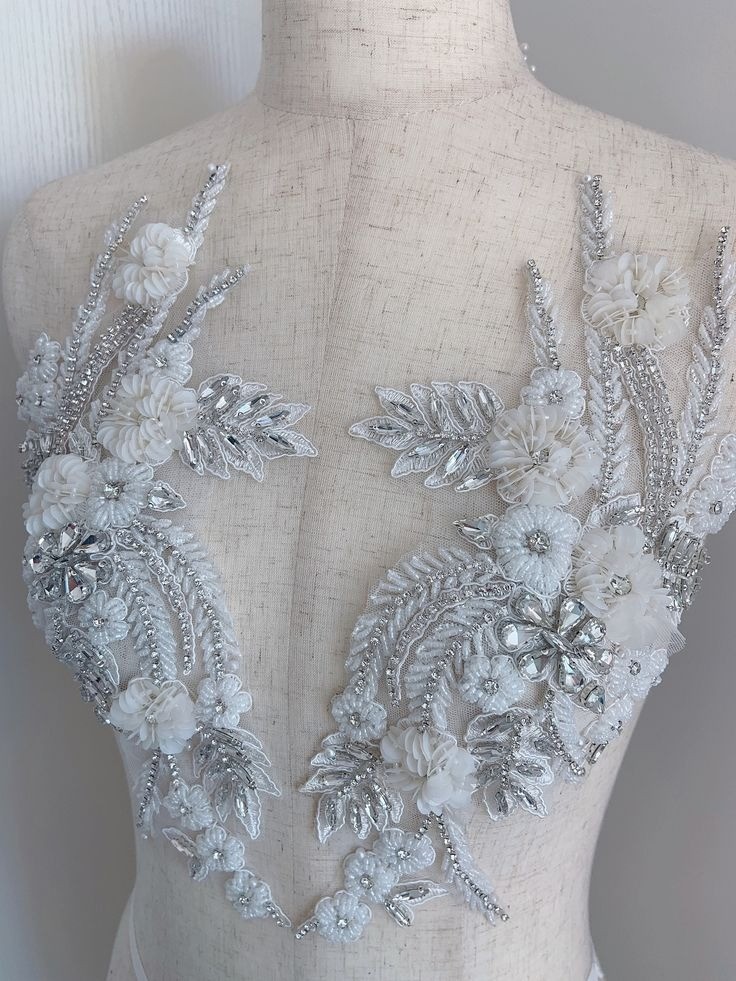 8. Mẫu hoa trắng 3D đính đá bạc lấp lánh