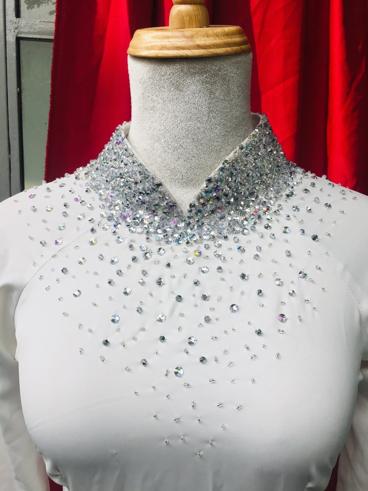 Những vị trí hay được đính kết cườm, đính đá trên tà áo dài