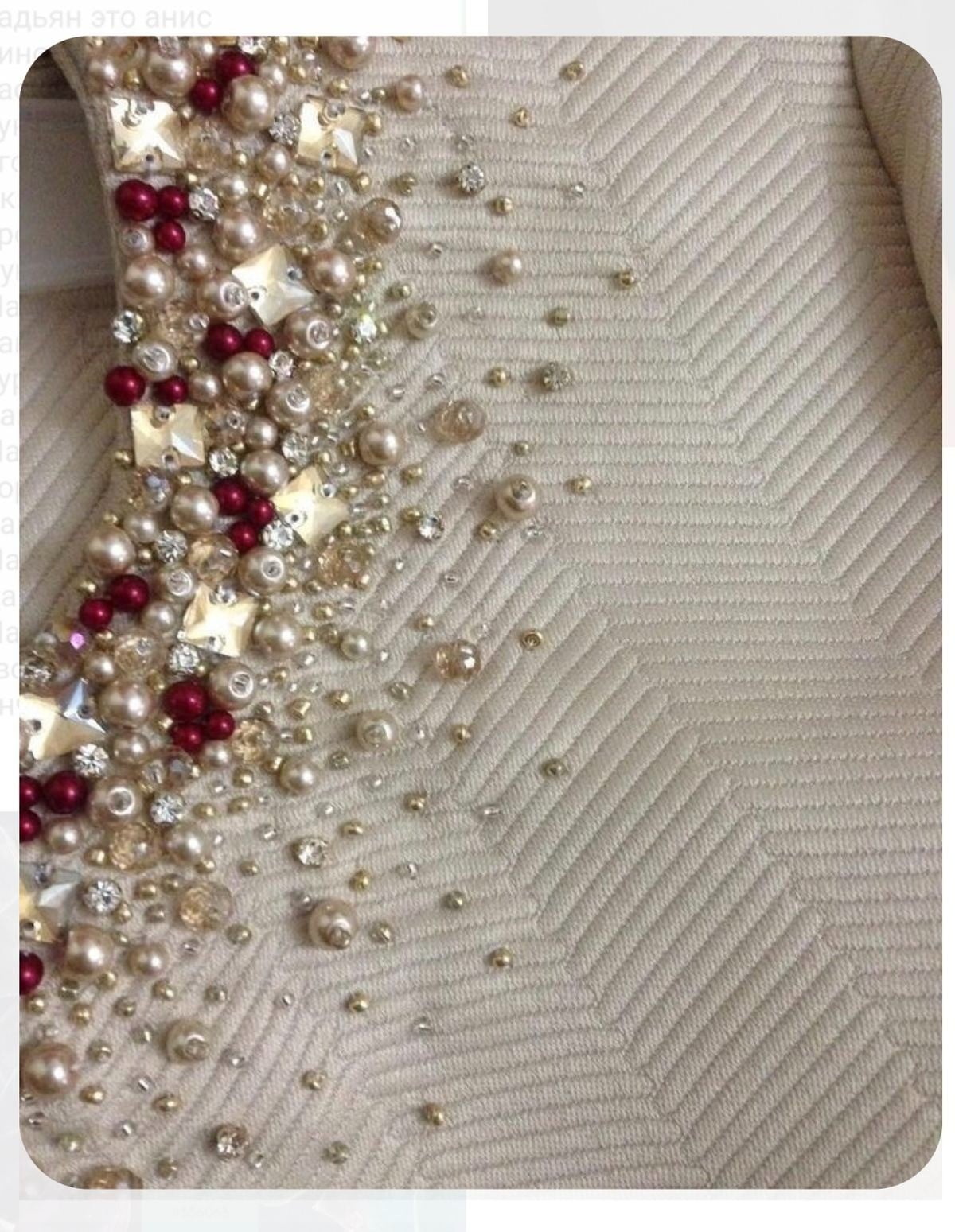 2. Mẫu đính ngọc trai và đá đỏ viền cổ