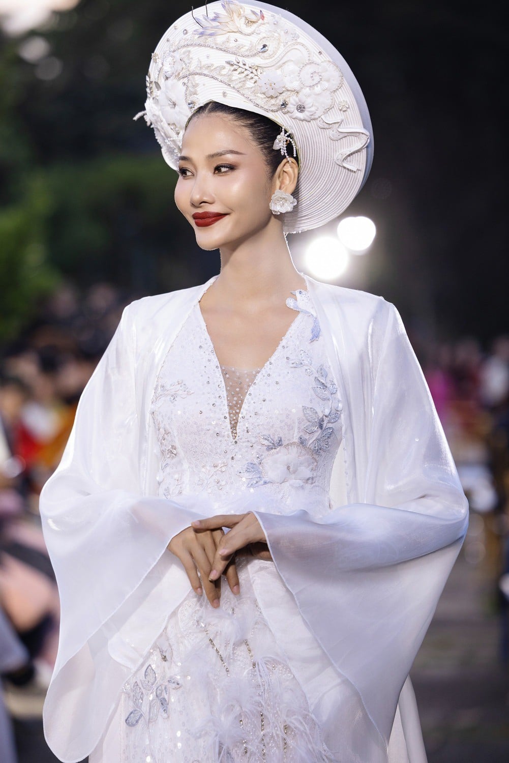 Vì sao mấn là phụ kiện không thể thiếu cùng áo dài Tết?