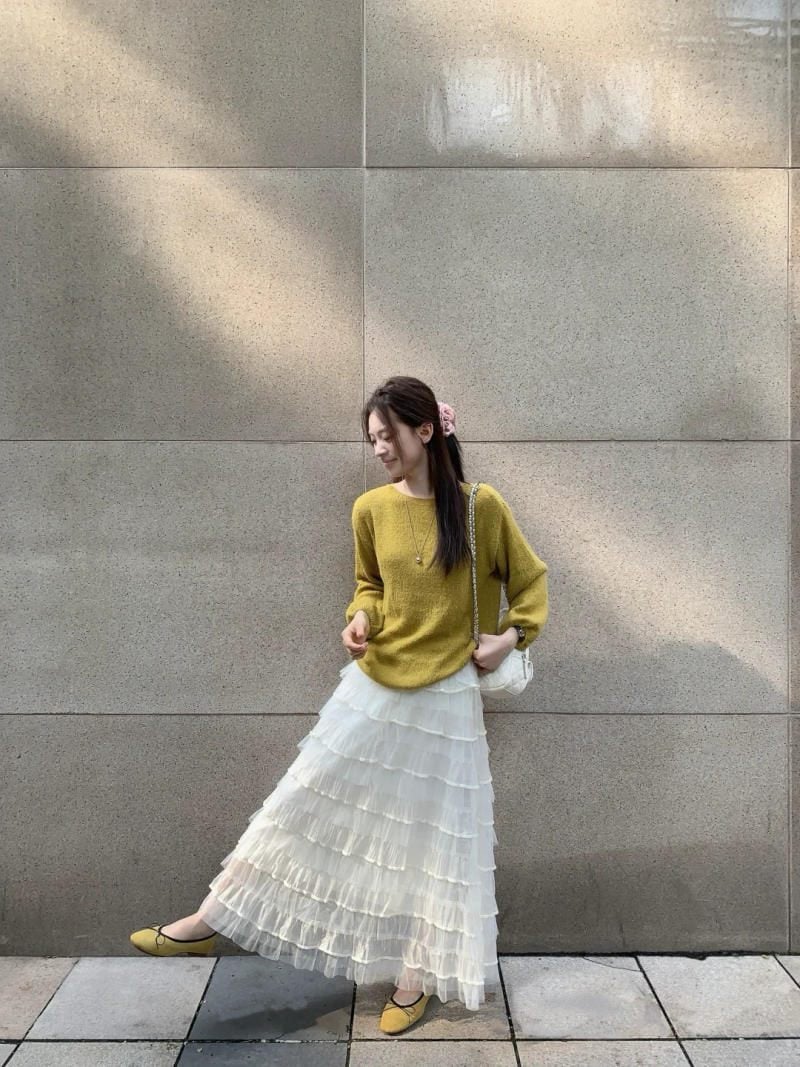 7. Áo gió vàng mù tạt phối cùng mũ len nâu và họa tiết kẻ