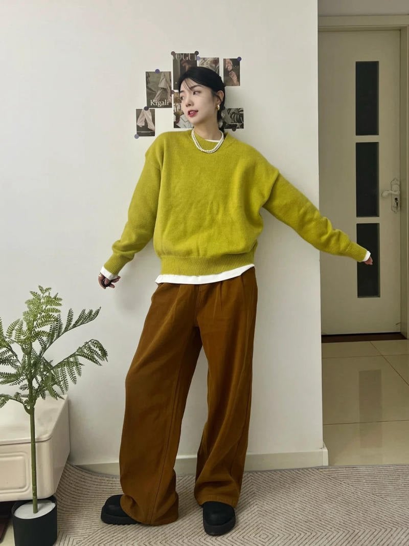 11. Áo len vàng mù tạt phối cùng quần nhung tăm màu nâu cam