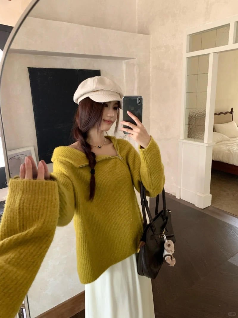 12. Áo len vàng mù tạt kiểu thủy thủ phối cùng chân váy trắng