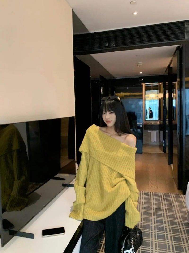 10. Áo len trễ vai vàng mù tạt phối cùng quần jeans tối màu