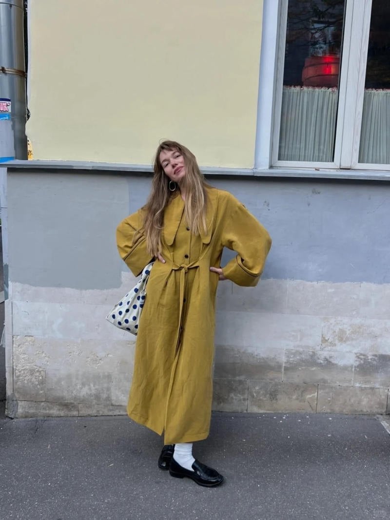 9. Áo trench coat vàng mù tạt phối cùng phụ kiện chấm bi