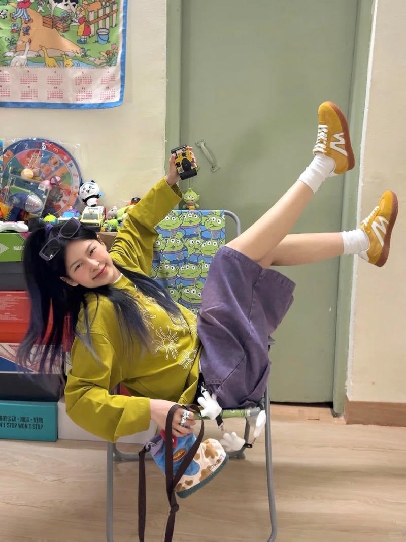 16. Áo thun vàng mù tạt phối cùng quần lửng màu tím