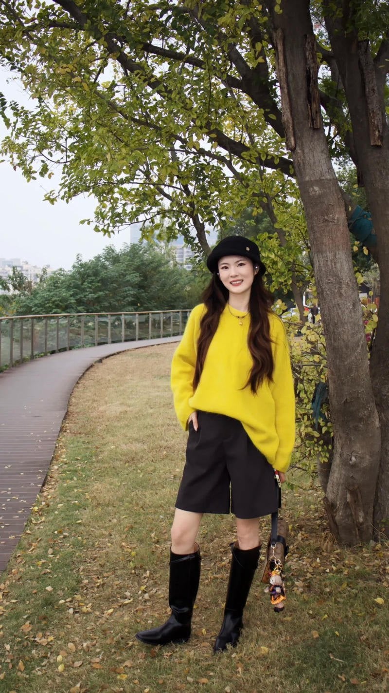 13. Áo len vàng mù tạt oversized phối cùng quần short đen và boots cao