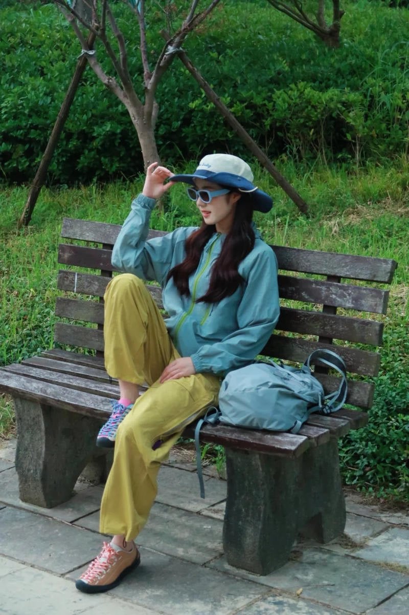 15. Quần gió vàng mù tạt phối cùng áo khoác xanh pastel