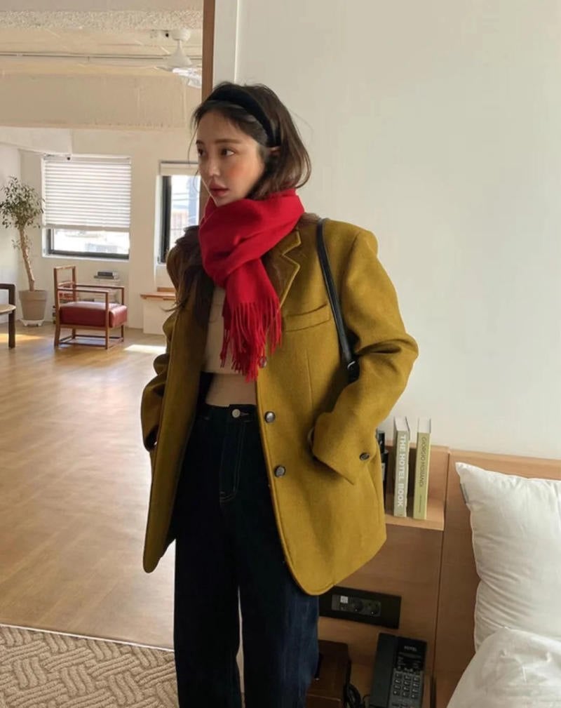 1. Màu vàng mù tạt phối với khăn đỏ rực rỡ và denim đen