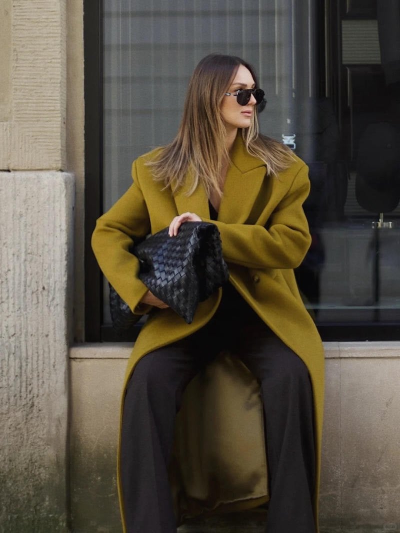 14. Áo măng tô vàng mù tạt phối cùng set đồ đen 