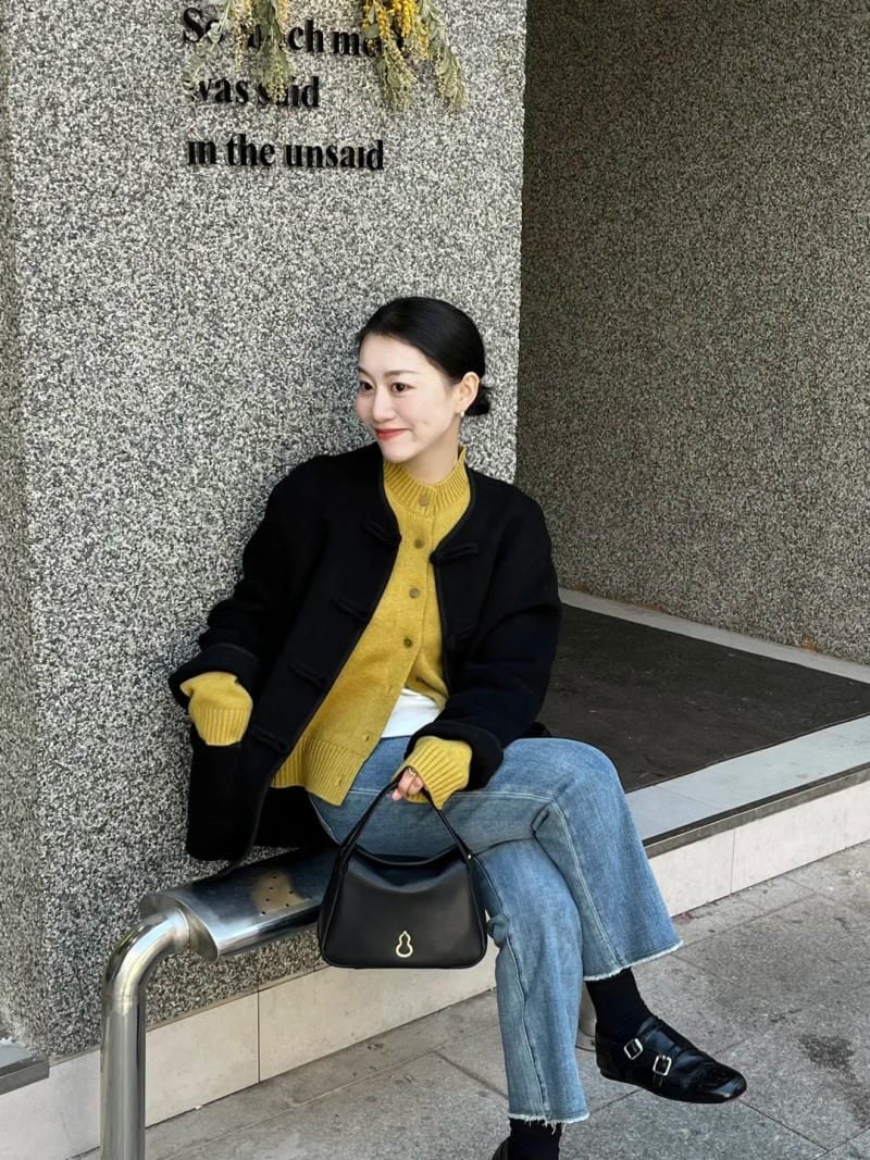 18. Áo cardigan vàng mù tạt phối layer trong áo khoác đen