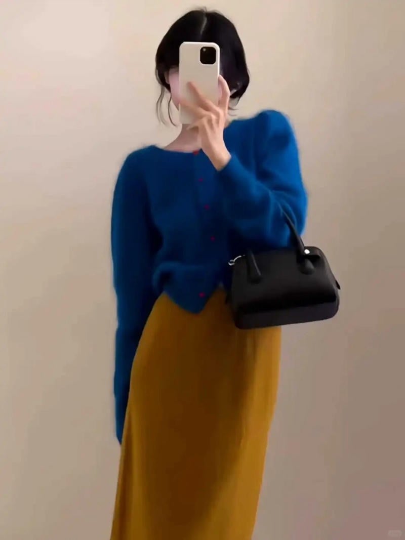 17. Chân váy dài vàng mù tạt phối cùng áo cardigan xanh coban