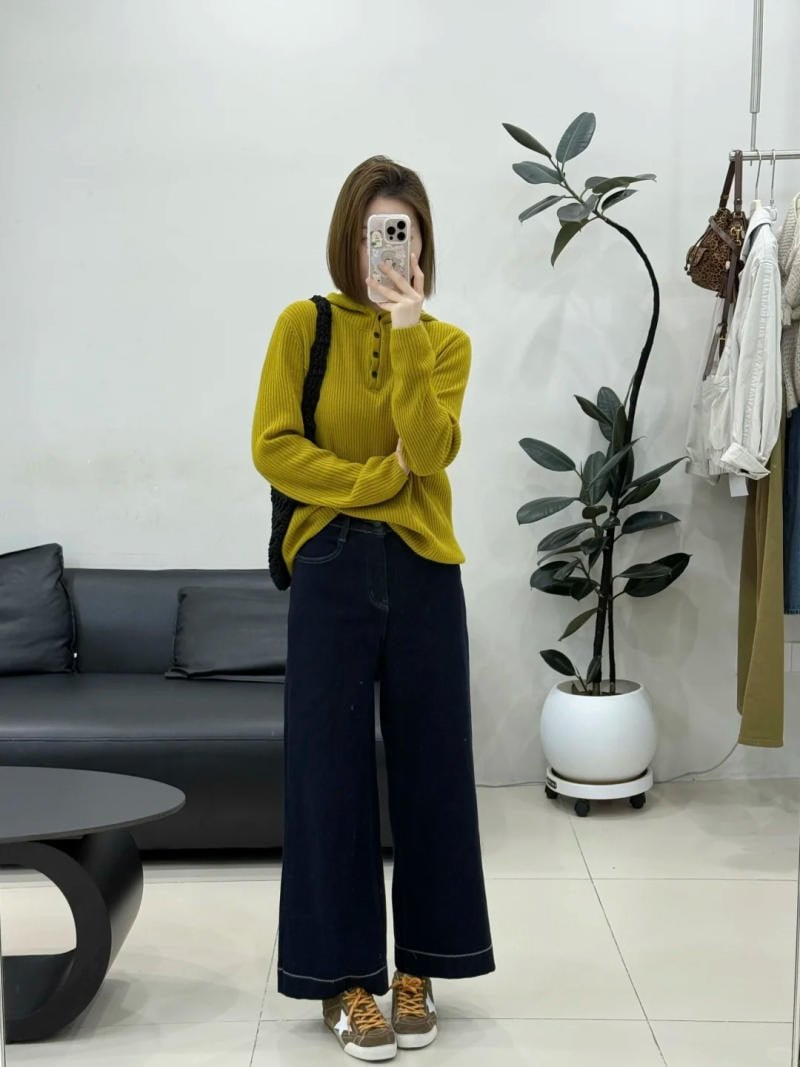 19. Áo len hoodie vàng mù tạt phối cùng quần jeans ống rộng