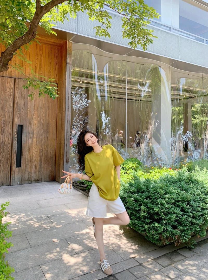 20. Áo phông vàng mù tạt phối cùng quần short trắng