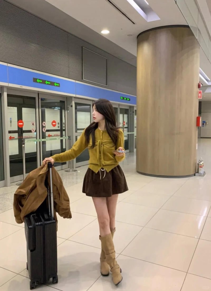 23. Áo cardigan vàng mù tạt phối cùng chân váy nhung nâu và boots