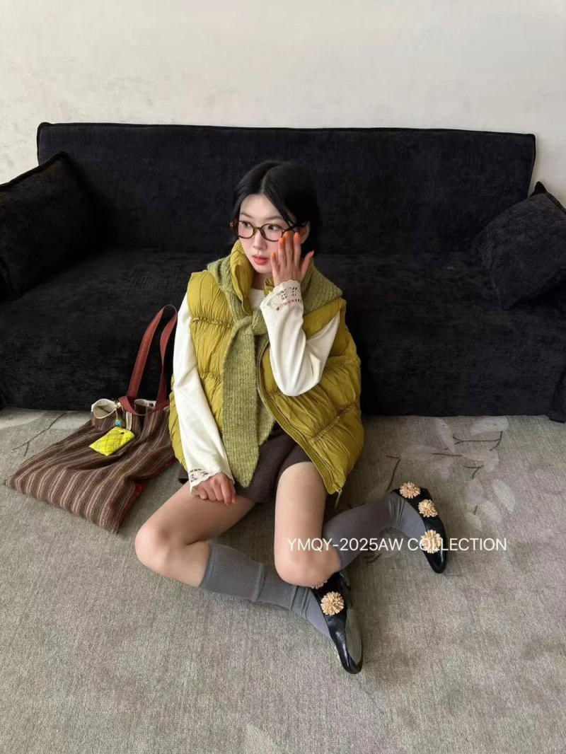 2. Áo phao gile vàng mù tạt phối cùng áo trắng và nâu đất