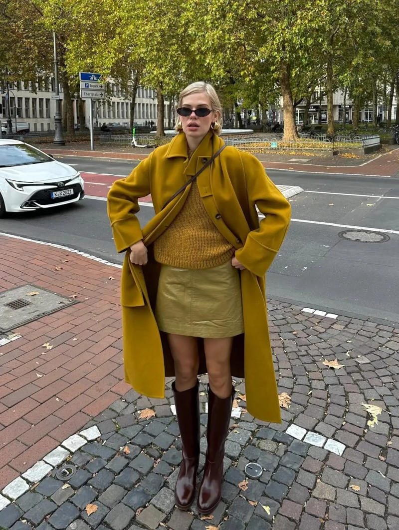 25. Cardigan len xù vàng mù tạt phối cùng mũ len cùng màu