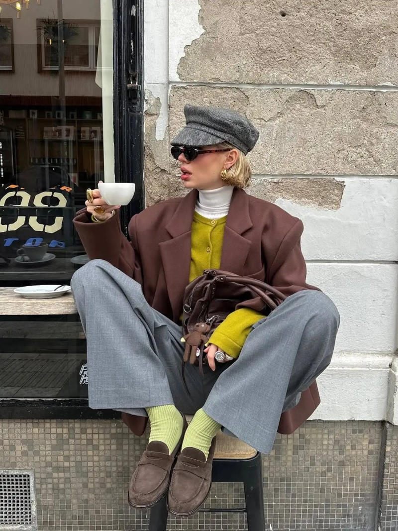 24. Blazer nâu phối layer cùng áo vàng mù tạt và quần xám