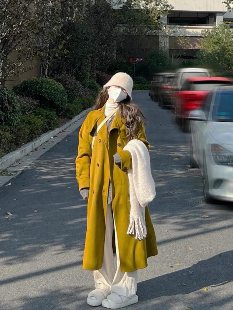 7. Áo gió vàng mù tạt phối cùng mũ len nâu và họa tiết kẻ